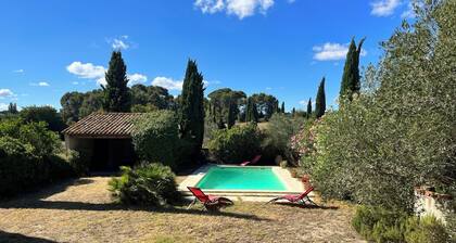 Maison de caractĂšre avec piscine et jardin privatif clos dans domaine