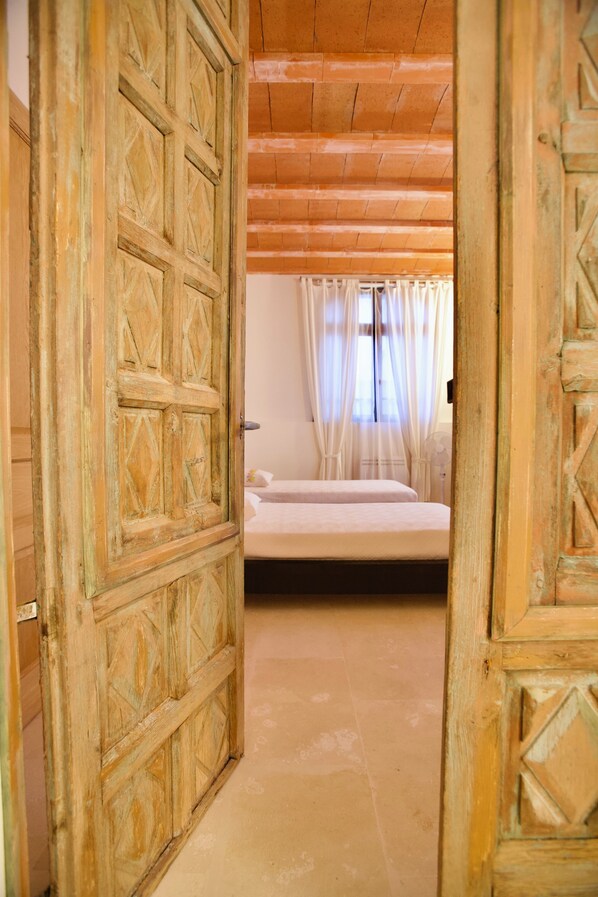 5 Schlafzimmer, Schreibtisch, Bügeleisen/Bügelbrett, Reisekinderbett