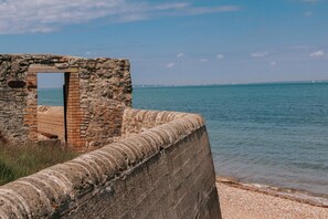 Beach nearby, beach towels - Stylish beach house with water frontage, central location near cycle/walk routes (Ryde)