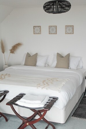 3 عدّة غرف نوم ومكتب ومكواة/لوح كي وسرير سفر