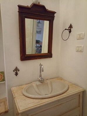 Douche, bidet, serviettes fournies, papier toilette