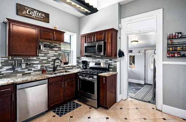 Refrigerador, microondas, horno, placa de cocina