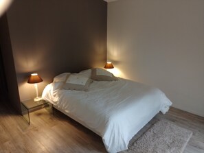 5 Schlafzimmer, Zimmersafe, Schreibtisch, Bügeleisen/Bügelbrett