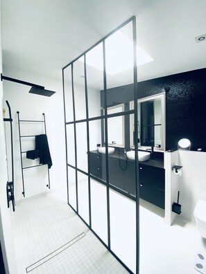 Een bad/douchecombinatie, handdoeken