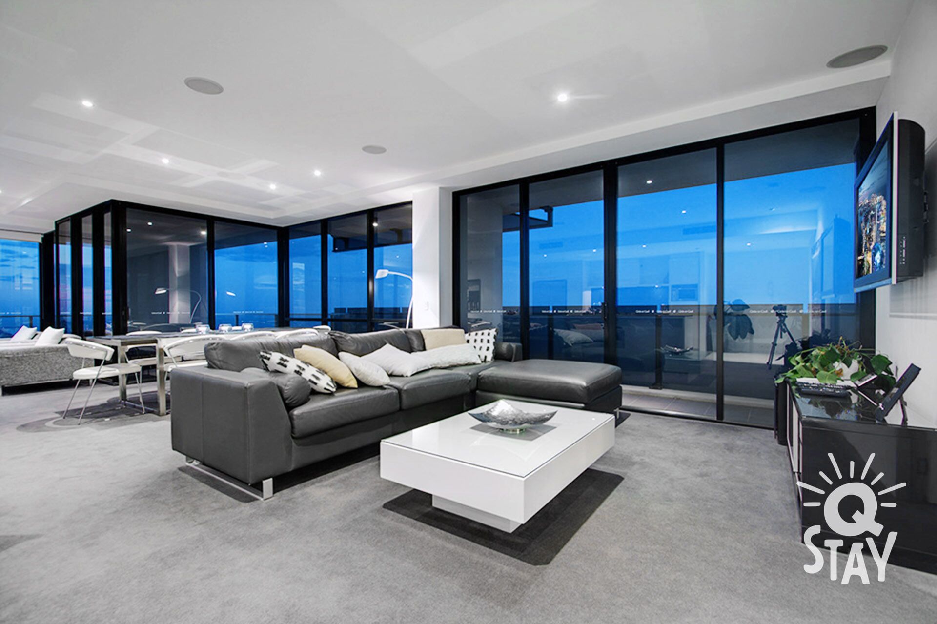 ♦️ Circle on Cavill - 3 Bedroom Sub Penthouse Ocean Good for 10 pax — Q Stay