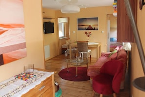 Bungalow, 2 Bedrooms, Patio, Garden View | Living room | Books - Haus Waldidyll am See 1 (Schorfheide)