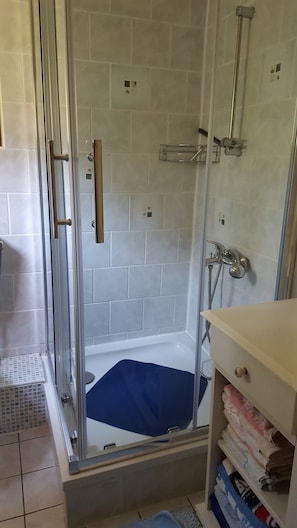 Bungalow, 2 chambres, patio, vue jardin | Salle de bain
