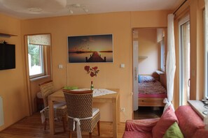 Bungalow, 2 chambres, patio, vue jardin | Coin séjour | Livres