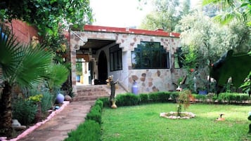 Room, 1 Bedroom, Balcony, Garden View | Property grounds