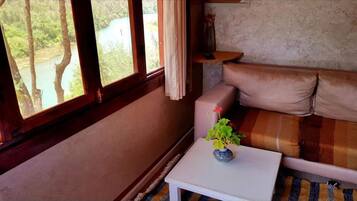 Room, 1 Bedroom, Balcony, Garden View | Living area