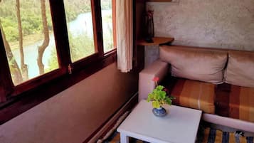 Room, 1 Bedroom, Balcony, Garden View | Living area