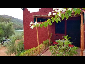 Rom, 1 soverom, terrasse, utsikt mot innsjø | Overnattingsstedets uteområder