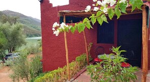 Zimmer, 1 Schlafzimmer, Terrasse, Seeblick | Unterkunftsgelände