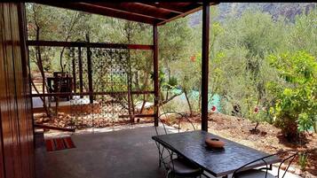 Room, 1 Bedroom, Terrace, Garden View | Dining