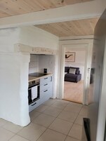 Standardstudio-suite | Privat køkken | Køleskab, mikrobølgeovn, kogeplade, brødrister