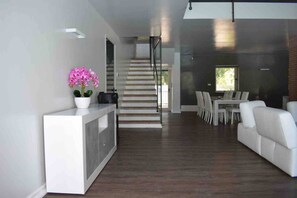 Living room - Villa Fermi, With Swimming Pool, Gym, Saunas and Room Equipped With Musical Equipment (Curtatone)