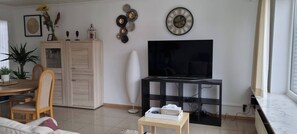 Apartment, 3 Bedrooms, Smoking, Balcony | Interior