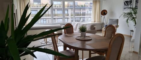 Appartement, 3 chambres, fumeurs, balcon | Restauration