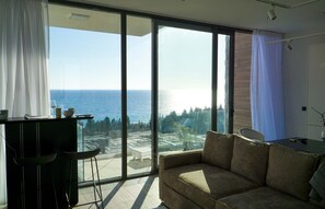 Apartment, 2 Bedrooms, Balcony, Mountain View | Living room | TV