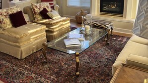 A living room with a fireplace, a large rug, and a glass coffee table. - Beautiful Home Walking Distance St Helena and Meadowood resort privileges. (St Helena)