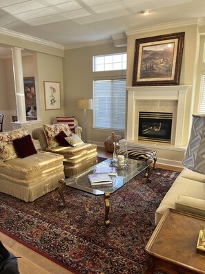 Flat-screen TV, fireplace, stereo