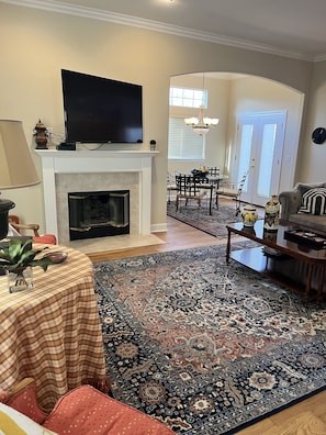 Flat-screen TV, fireplace, stereo