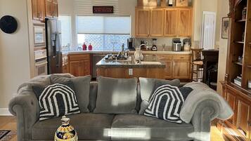 Flat-screen TV, fireplace, stereo