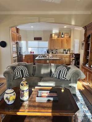 Flat-screen TV, fireplace, stereo