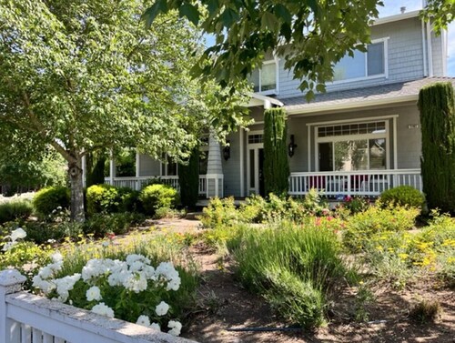 Beautiful Home Walking Distance St Helena and Meadowood resort privileges.