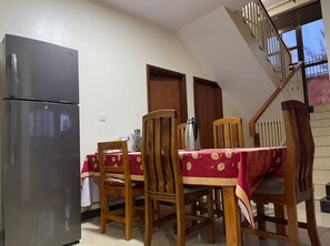 Huoneisto, 4 makuuhuonetta, parveke, kaupunkinäköala | Ruokasali