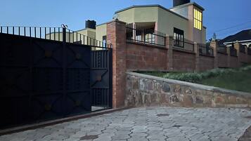 Apartment, 4 Bedrooms, Balcony, City View | Property entrance