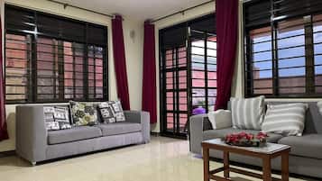 Apartment, 4 Bedrooms, Balcony, City View | Living room | Books