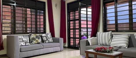 Apartment, 4 Bedrooms, Balcony, City View | Living room | Books