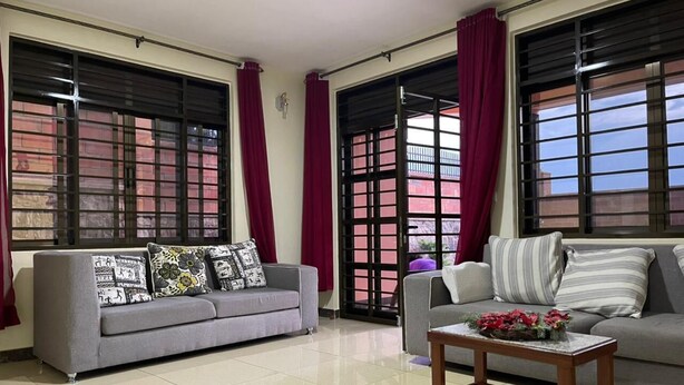 Apartament, 4 dormitoris, balcó, vistes a la ciutat | Sala d'estar | Llibres 