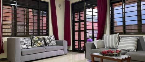 Apartment, 4 Schlafzimmer, Balkon, Stadtblick | Wohnzimmer | Bücher