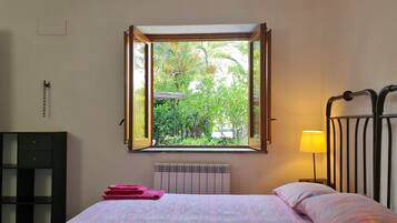 Villa, 1 Bedroom, Smoking, Patio | 1 bilik tidur, seterika/papan seterika, cadar katil