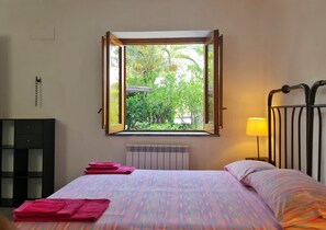 Villa, 1 Bedroom, Smoking, Patio | 1 bilik tidur, seterika/papan seterika, cadar katil
