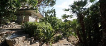 Nut House Apartment Near the sea in a Villa With Garden