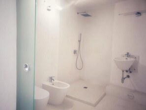 Villa, 1 habitación, para fumadores, patio | Baño | Regadera, secadora de cabello, bidet, toallas 