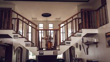 Kamar, 1 kamar tidur, Boleh Merokok, balkon | Ruang keluarga | TV, perapian, dan buku