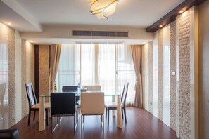 Apartemen, 2 kamar tidur, akses difabel, balkon | Tempat makan