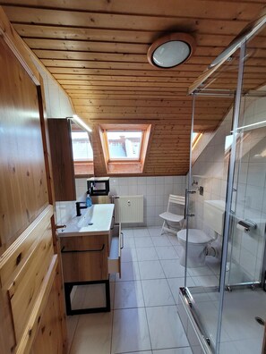A modern bathroom with a shower, toilet, and sink. - The House to Stay for Perfect Holidays (Oberharz am Brocken)