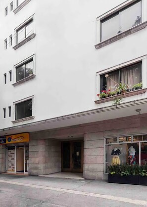 Front of property - Tampico Apartments by Daju - 21304 (Mexico City)