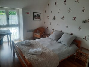 Standard Room | Bed sheets - Auberge st Julien aux bois (Saint-Julien-aux-Bois)