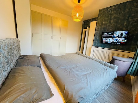 Apartment, 1 Bedroom, Garden View | Room amenity. 1 Bedroom Pet Friendly Apt Wd Free Wifi, Parking, Netflix & Pool Table. Sleeps 3