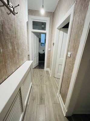 Apartment, 1 Bedroom, Garden View | Bathroom - 1 Bedroom Pet Friendly Apt Wd Free Wifi, Parking, Netflix & Pool Table. Sleeps 3 (Kelty)