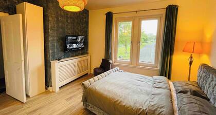 1 Bedroom Pet Friendly Apt Wd Free Wifi, Parking, Netflix & Pool Table. Sleeps 3