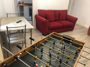 Apartment, 1 Bedroom, Garden View | Living area - 1 Bedroom Pet Friendly Apt Wd Free Wifi, Parking, Netflix & Pool Table. Sleeps 3 (Kelty)