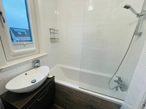 Apartment, 1 Bedroom, Garden View | Bathroom - 1 Bedroom Pet Friendly Apt Wd Free Wifi, Parking, Netflix & Pool Table. Sleeps 3 (Kelty)