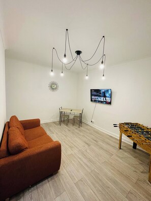 Apartment, 1 Bedroom, Garden View | Living area - 1 Bedroom Pet Friendly Apt Wd Free Wifi, Parking, Netflix & Pool Table. Sleeps 3 (Kelty)